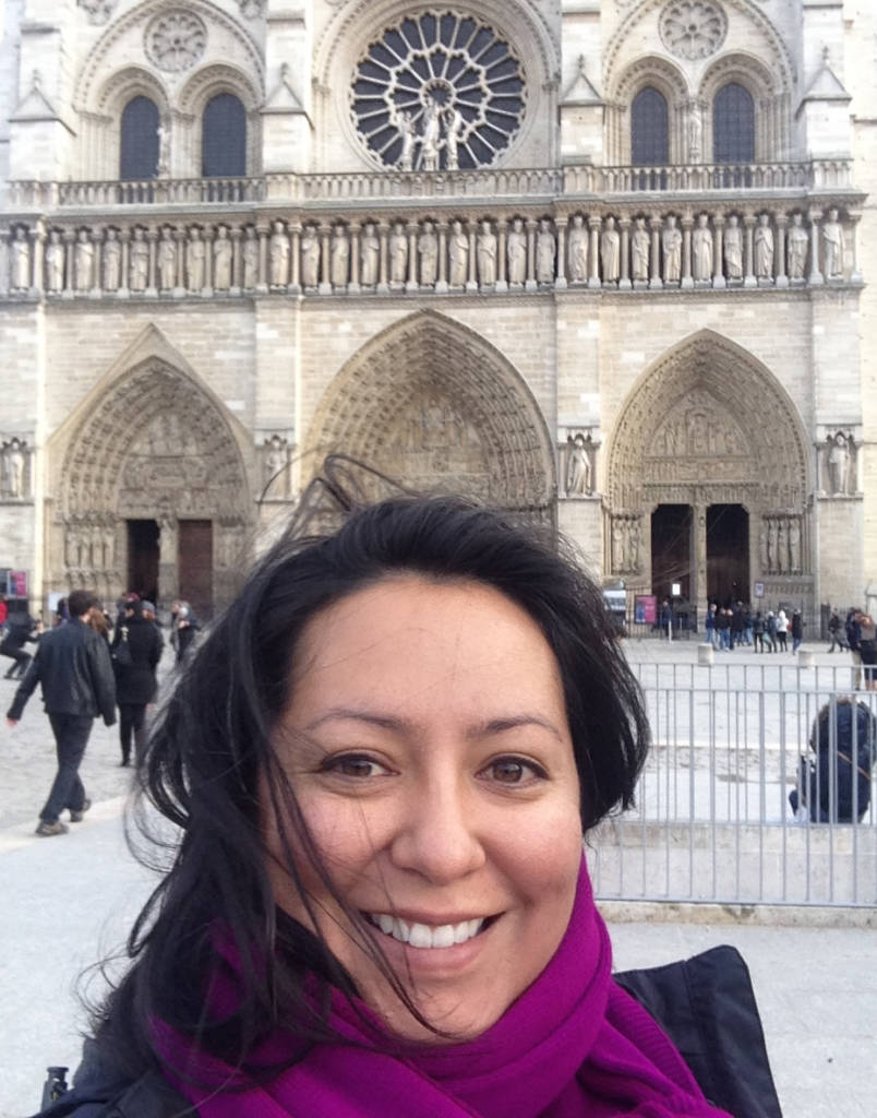 Bárbara visits the Notre Dame Cathedral during a trip to Paris in 2016